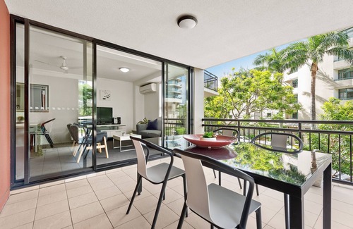 Kangaroo Point Apartment | Resort Living < 10mins CBD ~ 2Bed/2Bath/1Car