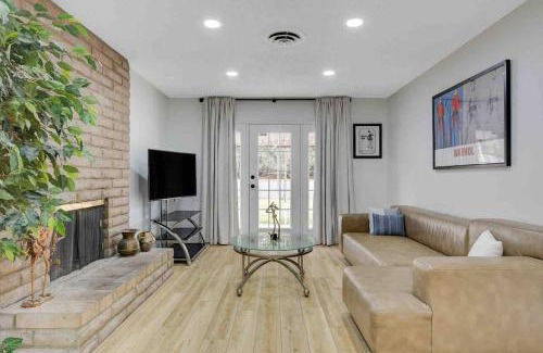 Paradise House | Resort Style 4 bedroom House with Pool Minutes from Strip