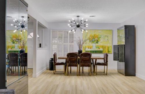 Paradise House | Resort Style 4 bedroom House with Pool Minutes from Strip