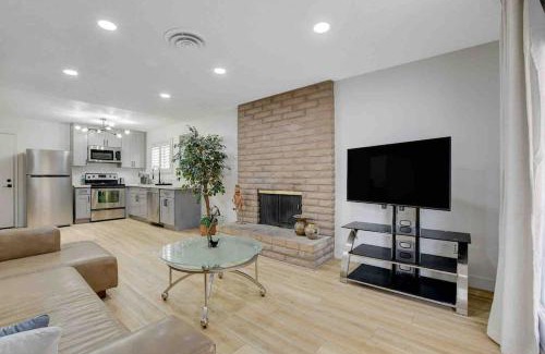 Paradise House | Resort Style 4 bedroom House with Pool Minutes from Strip
