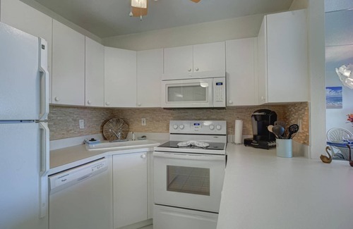 Siesta Key Condo | Resort-style amenities at Harbor Towers | Walk to Siesta Key Beach | Views of the Bay!