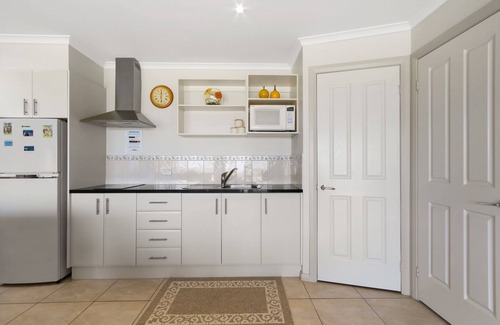Lakes Entrance Apartment | Resort Style Apartment (Ground Floor) - Pool & More. Pets Welcome.