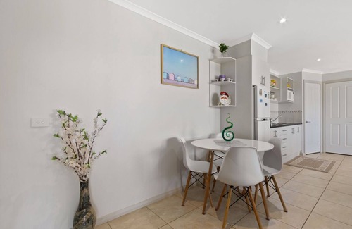 Lakes Entrance Apartment | Resort Style Apartment (Ground Floor) - Pool & More. Pets Welcome.