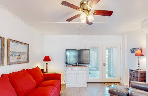 Corpus Christi Condo | Resort-style condo with indoor/outdoor pools, fishing dock, & private balcony