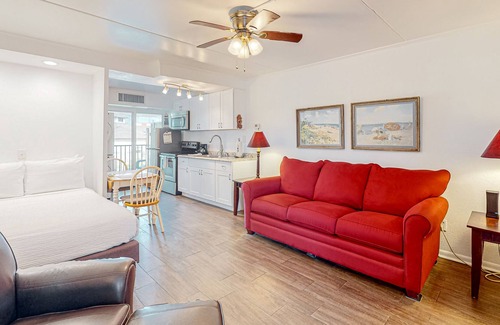 Corpus Christi Condo | Resort-style condo with indoor/outdoor pools, fishing dock, & private balcony