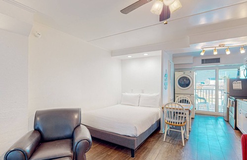 Corpus Christi Condo | Resort-style condo with indoor/outdoor pools, fishing dock, & private balcony