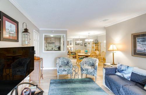 Demere Park Apartment | Resort-Style Condo in St Simons about 1 Mi to Pier!
