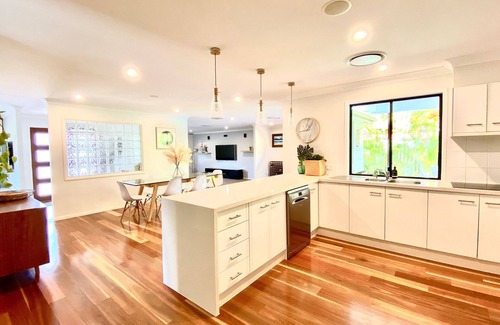 Burleigh Waters House | Resort Style Family Resort - Burleigh Waters