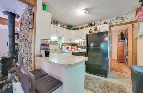 Elmira Cottage | Resort-style Perks - Cabin in Lakes of the North!