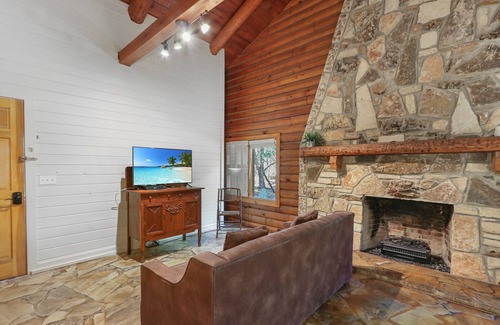 Wimberley Hotel | Resort Suite Across the Street from Market Days - Sleeps 4!
