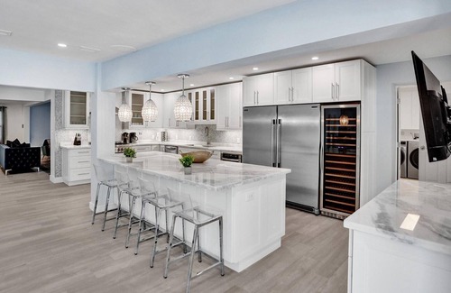 Pompano Beach Villa | Resort Villa Compound 7 BDR 2 Houses In 1 Heated Pool Jacuzzi GameRoom Mini Golf