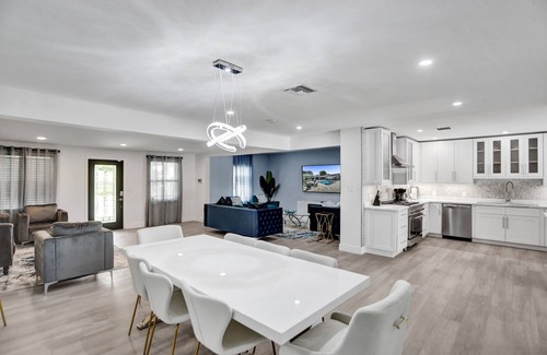 Pompano Beach Villa | Resort Villa Compound 7BR 2 Houses In One HTD Pool