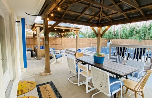 Galveston House | Resortlike 4Bd/2bth private pool tub deck gazebos 5min to beach