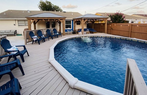 Galveston House | Resortlike 4Bd/2bth private pool tub deck gazebos 5min to beach