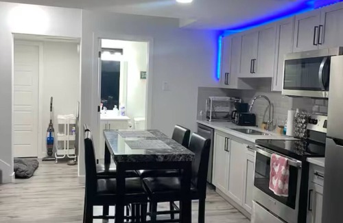 West Edmonton House | Rest Haven - 10 mins from West Edmonton Mall
