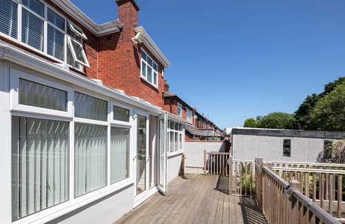 Oldham Apartment | Rest & Recharge - Koi House