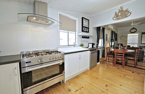 Bundaberg Central House | Rest relax in elegant surroundings very close to town with FREE Wifi and Netflix