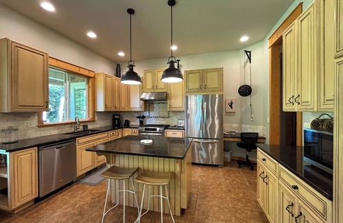 Freeland House | Rest & Relax Island Style