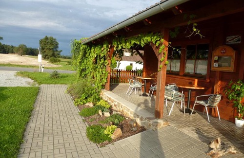 Trhove Sviny Hotel | Restaurace Vráž