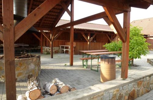 Trhove Sviny Hotel | Restaurace Vráž