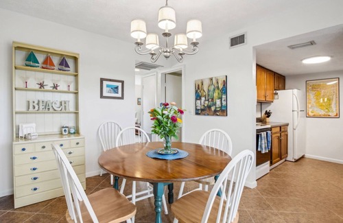 Fernandina Beach Condo | Restful and fabulous 2BR condo in Fernandina Beach 2 min walk to beach, sleeps 5