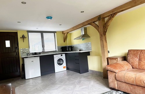 London Borough of Bromley House | Restful Break Apartment close to Hiking Park & Chislehurst Caves - Badger