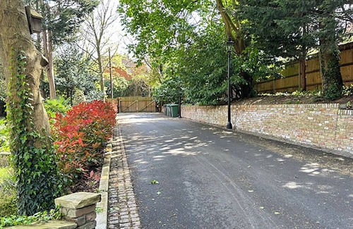 London Borough of Bromley House | Restful Break Apartment close to Hiking Park & Chislehurst Caves - Badger