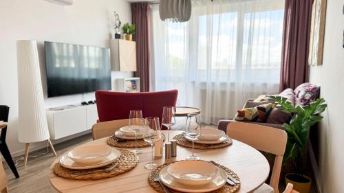 Ruzinov Apartment | Restful Moments with 2x Bathroom and 2x Bedroom with King Beds, Parking and Workspace