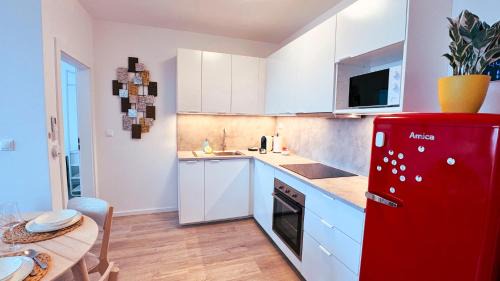 Ruzinov Apartment | Restful Moments with 2x Bathroom and 2x Bedroom with King Beds, Parking and Workspace