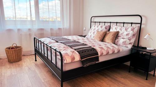 Ruzinov Apartment | Restful Moments with 2x Bathroom and 2x Bedroom with King Beds, Parking and Workspace