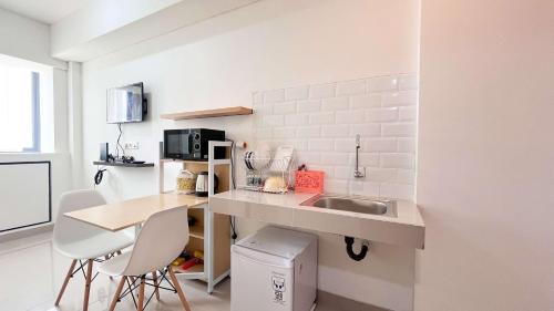 Makassar Apartment | Restful Studio (No Kitchen) Apartment at Bandaraya - Tallasa City Makassar By Travelio