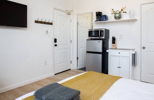 Rampart Village Apartment | Restful Vacay! LA Experience!