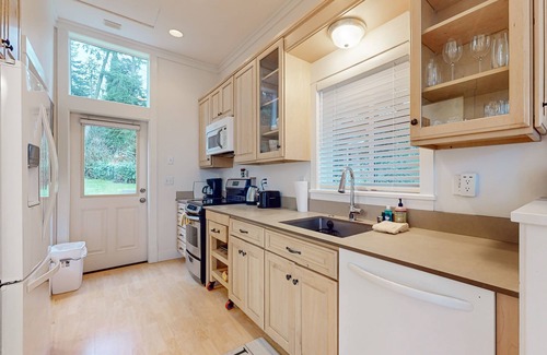 Langley Apartment | Restorative tiny home with amazing outdoor space, central location, and free Wif