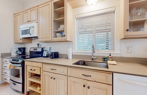 Langley Apartment | Restorative tiny home with amazing outdoor space, central location, and free Wif