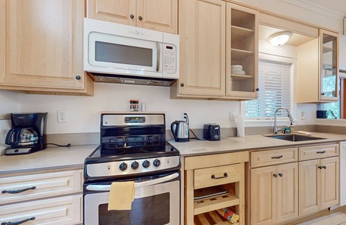 Langley Apartment | Restorative tiny home with amazing outdoor space, central location, and free Wif