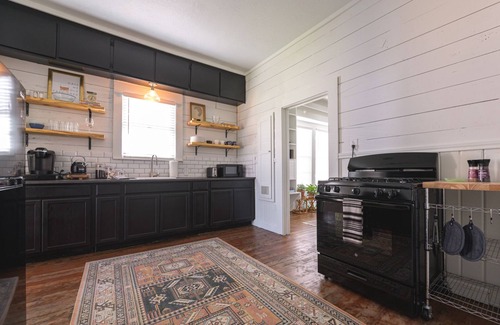 Austin Ave. House | Restored 1930s Uptown Bungalow 2 min. to Magnolia Silos