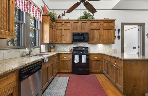 Fredericksburg House | Restored Historic Home - Walk to Downtown - Private Pool - Perfect for Groups