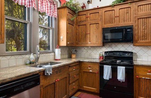 Fredericksburg House | Restored Historic Home - Walk to Downtown - Private Pool - Perfect for Groups