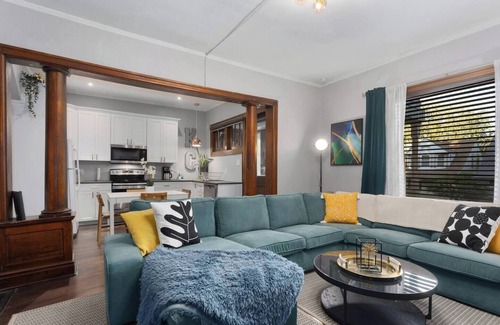 Southmoreland Apartment | Restored Triplex | 3 Queen Beds