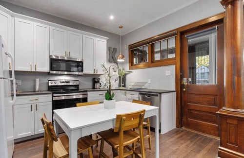 Southmoreland Apartment | Restored Triplex | 3 Queen Beds