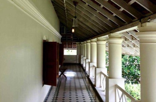 Kozhinjampara House | Restored150 yr Old Mansion - Granary experience
