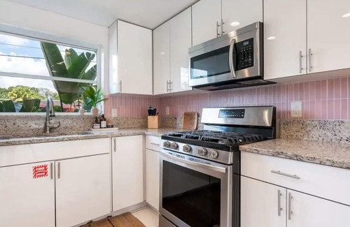 Riverside Park House | Retreat at Sailboat Bend, HEATED Pool, BBQ, 100ft Dock