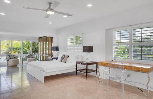 Barrier Island House | Retreat by Beach Waterfront Lago Key