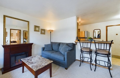 Douglas Condo | Retreat for Couples & Business Travelers with Stunning Views