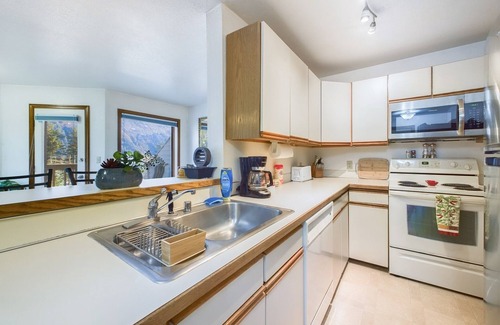 Douglas Condo | Retreat for Couples & Business Travelers with Stunning Views