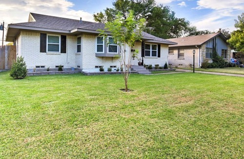 Farmers Branch House | Retreat Located In Prestigious Brookhaven Country Club Area. Book now!