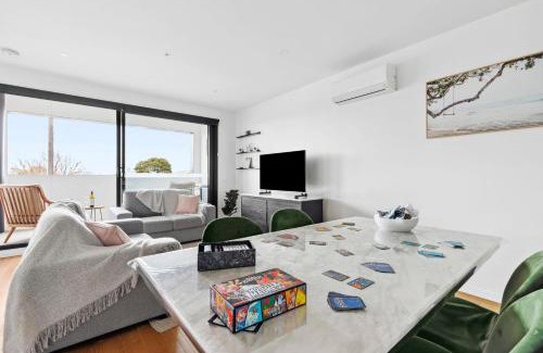 Geelong Apartment | Retreat on Bellerine I 2BR Apartment I Geelong CBD
