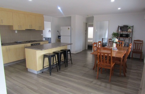Port Vincent House | Retreat on Talbot - short walk to shops, pub and beach - Off Peak Special!