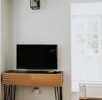 Whaddon Apartment | Retreat on the Green