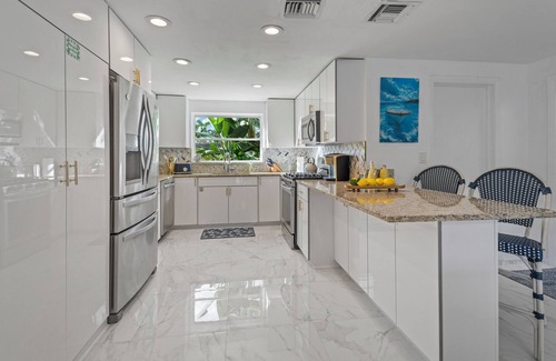 Riverside Park House | Retreat@Sailboat Bend Heated Pool BBQ - 100ft Dock 10 min to Ft Lauderdale Beach